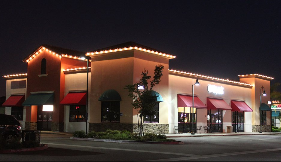 Retail center in Austin with commercial holiday lighting